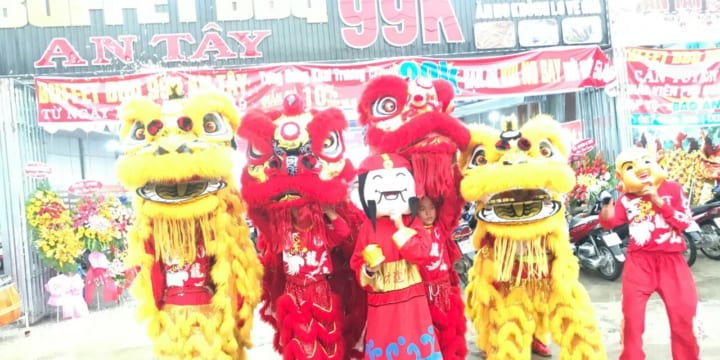 Múa lân khai trương cửa hàng giá rẻ tại Ninh Bình