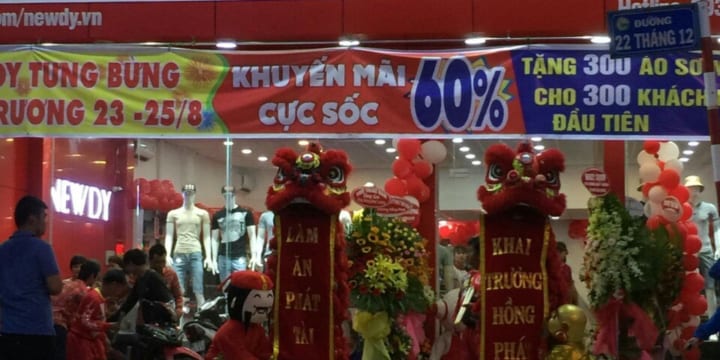 Múa lân khai trương cửa hàng giá rẻ tại Hải Phòng