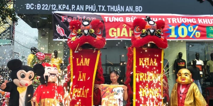 Múa lân khai trương cửa hàng giá rẻ tại Khánh Hòa