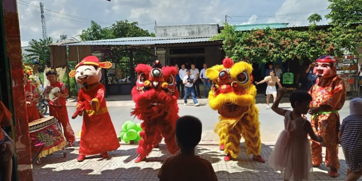 Múa lân khai trương cửa hàng giá rẻ tại Kon Tum