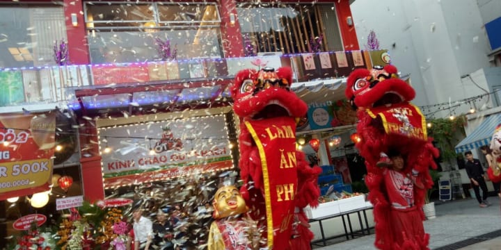 Múa lân khai trương cửa hàng giá rẻ tại Quảng Ngãi