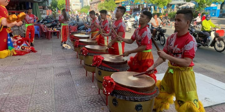 Múa lân khai trương cửa hàng giá rẻ tại Gia Lai