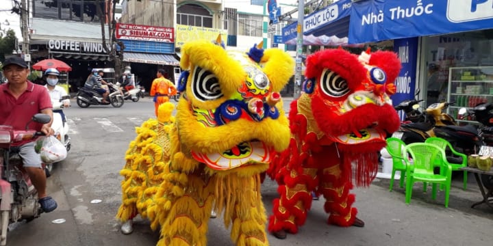 Múa lân khai trương cửa hàng giá rẻ tại Hà Giang
