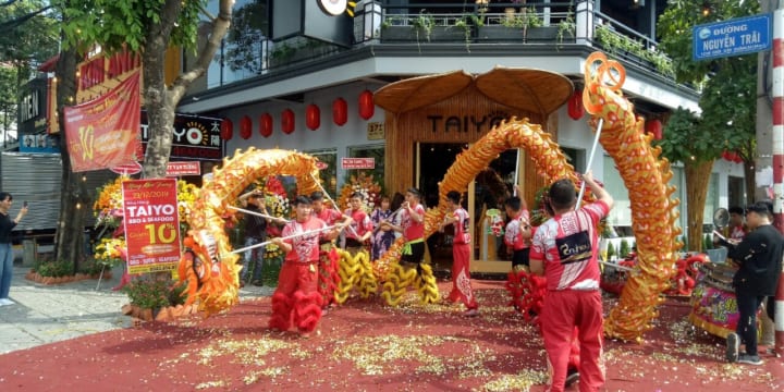 Múa lân khai trương cửa hàng giá rẻ tại Vũng Tàu