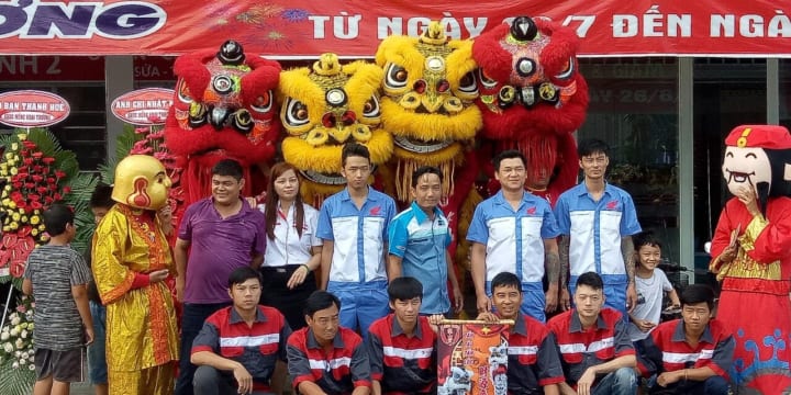 Múa lân khai trương cửa hàng giá rẻ tại Bình Dương
