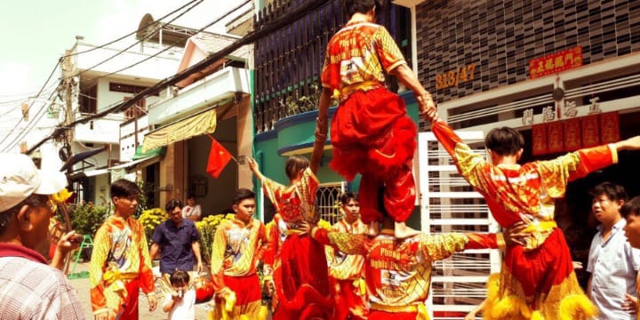 Múa lân khai trương cửa hàng giá rẻ tại Lâm Đồng