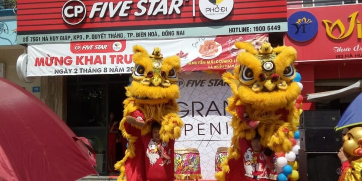 Múa lân khai trương cửa hàng giá rẻ tại An Giang