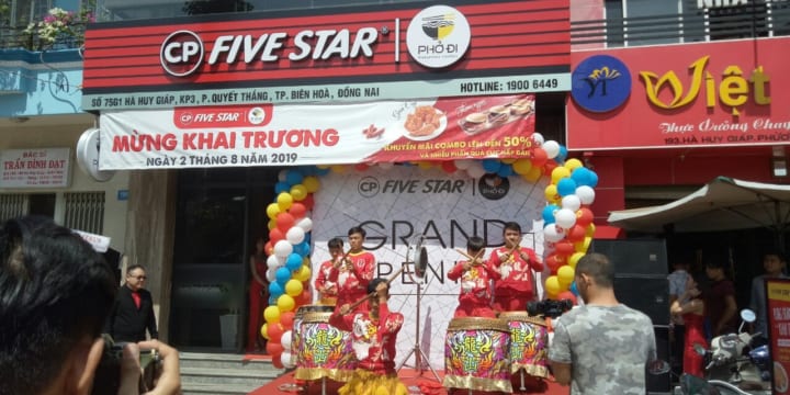 Múa lân khai trương cửa hàng giá rẻ tại Bắc Giang