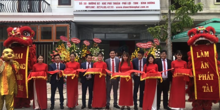 Múa lân khai trương cửa hàng giá rẻ tại Điện Biên