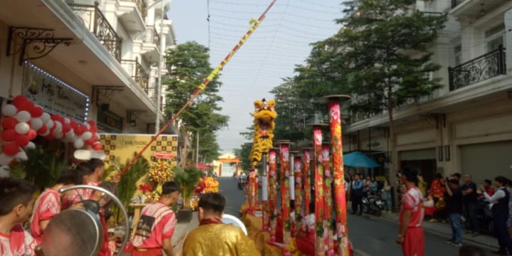 Múa lân khai trương cửa hàng giá rẻ tại Sơn La