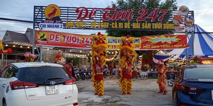 Múa lân khai trương cửa hàng giá rẻ tại Vĩnh Long