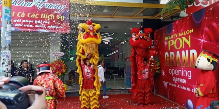 Múa lân khai trương cửa hàng giá rẻ tại Đà Nẵng