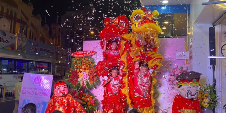 Múa lân khai trương cửa hàng giá rẻ tại Tây Ninh