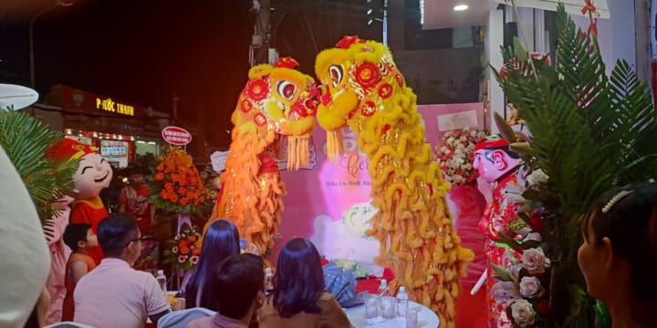 Múa lân khai trương cửa hàng giá rẻ tại Quảng Ninh